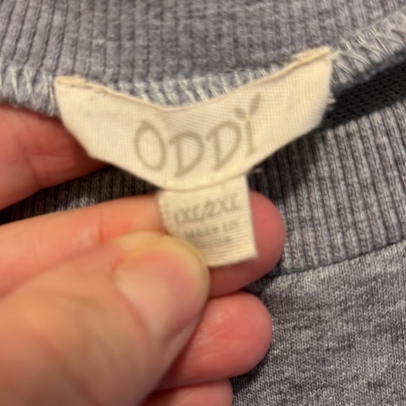 Cute gray sweatshirt! Very comfy! A little longer in the back. - Picture 4 of 5